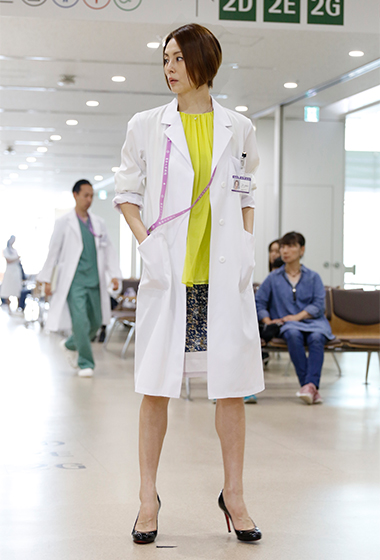 Theory ベージュ ロングコート 米倉涼子さん着用 Theory ベージュ ロングコート 米倉涼子さん着用 私らしく、自由に