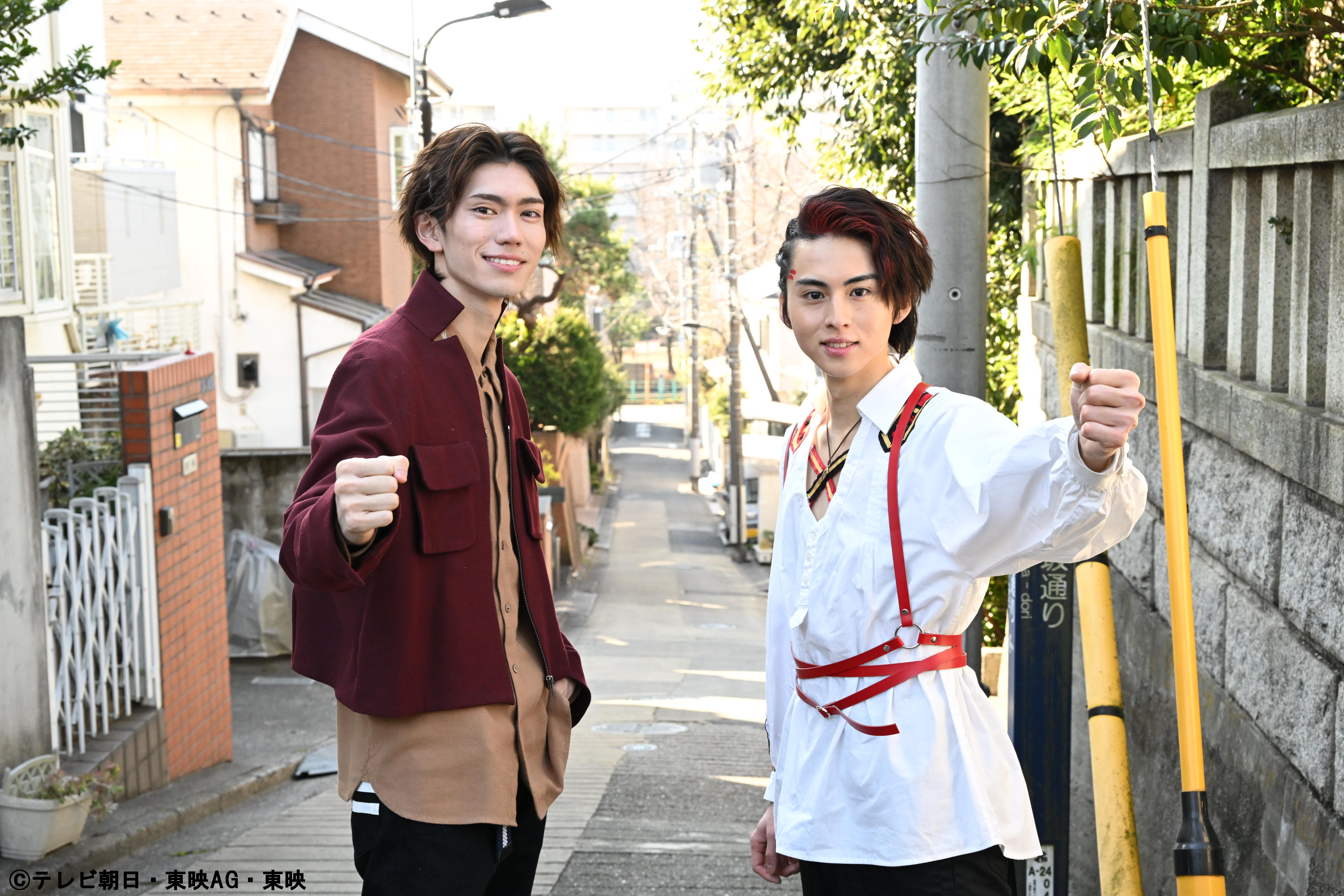 バトンタッチ目前のヒーロー2人が東京・新宿の坂を全力疾走