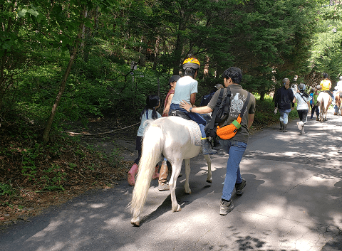 昼食後の2回目のポニトレは、引き馬で外乗体験をしました。