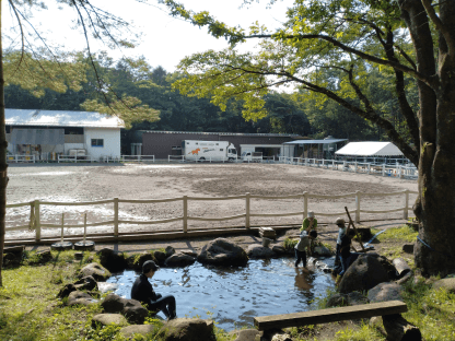 ポニトレの合間、馬場の横にある池では小さい子どもたちが遊んでいました。