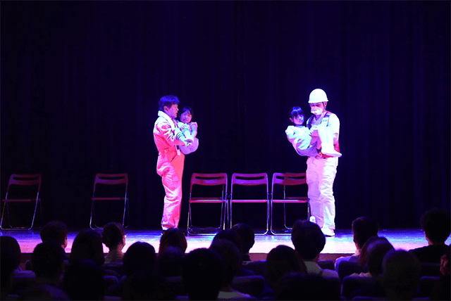 灼熱の車内に置き去りにされた幼い姉妹