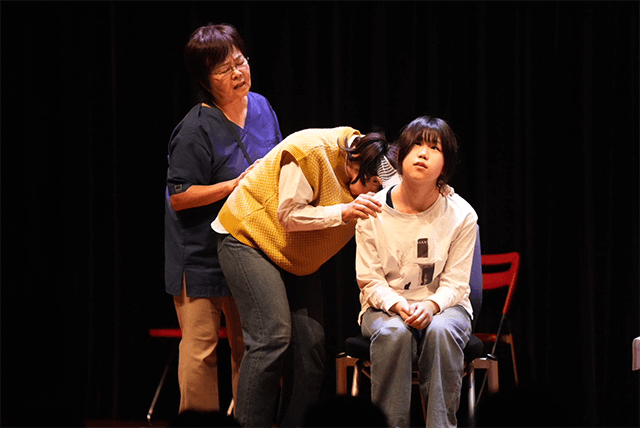 心を閉ざした妹と泣き崩れる姉