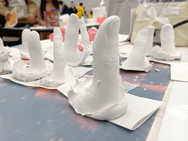 歯形を作る素材から作られた指のオブジェ