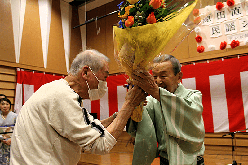 民謡歌手の原田直之さん！　高齢者施設訪問　民謡・歌謡ショー