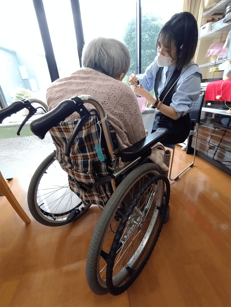 「第３育秀苑」では82歳～94歳までの11名がネイルを体験しました。