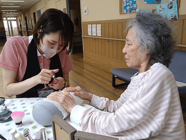「アトリエ村」では9名がネイルを体験しました