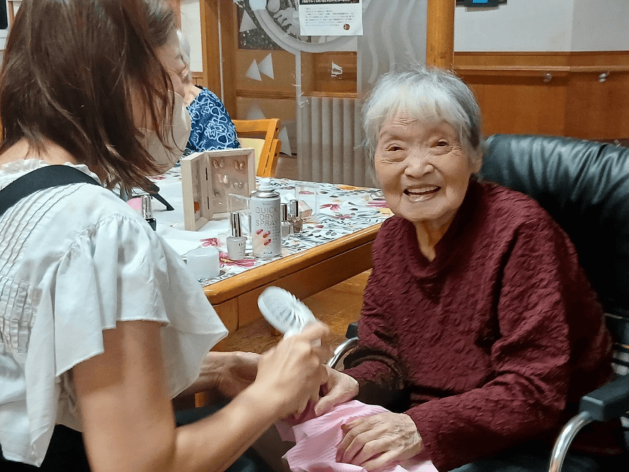 【8月実施】高齢者施設への美容レクリエーション