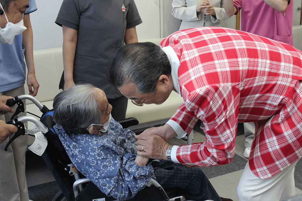 歌手の佳山明生さん！高齢者施設訪問・歌謡ショー