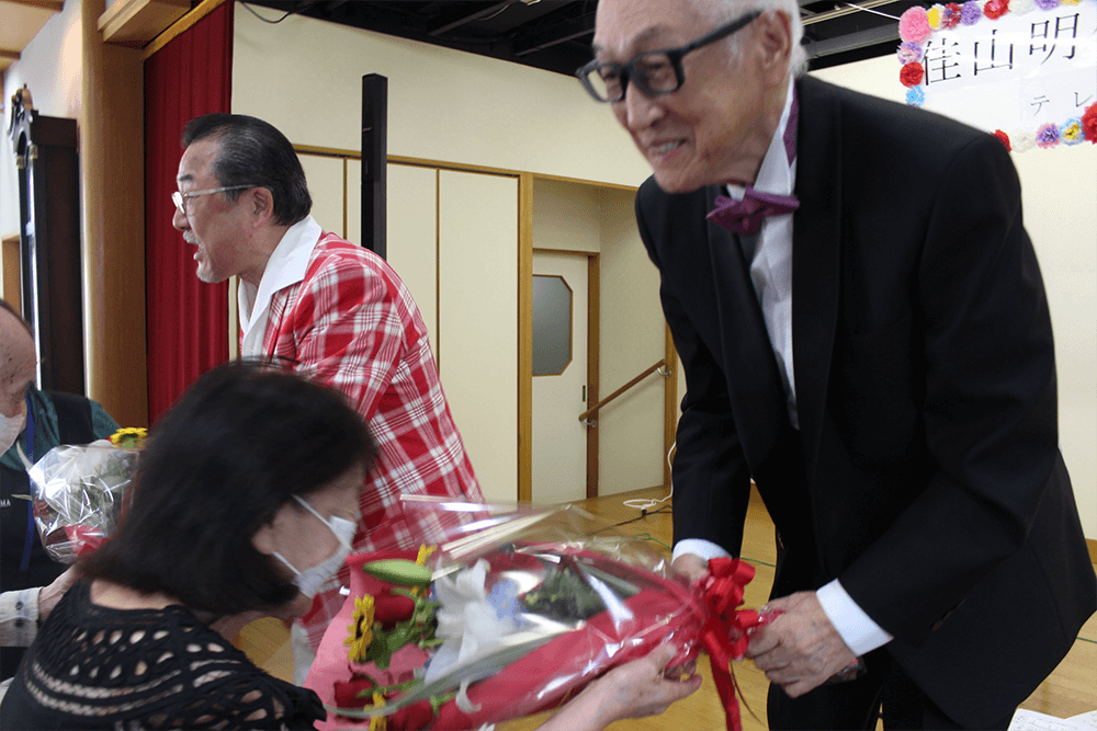 歌手の佳山明生さん！高齢者施設訪問・歌謡ショー