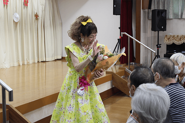 歌手の伊藤咲子さん！高齢者施設訪問 歌謡ショー