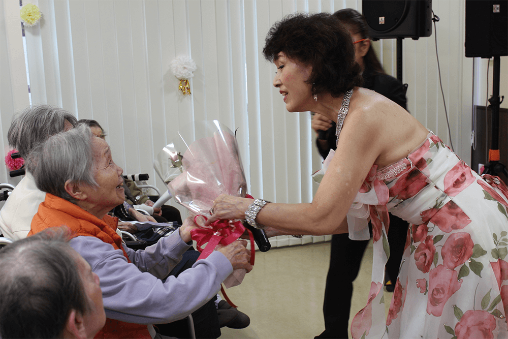 沢田亜矢子さん！高齢者施設訪問　歌謡ショー