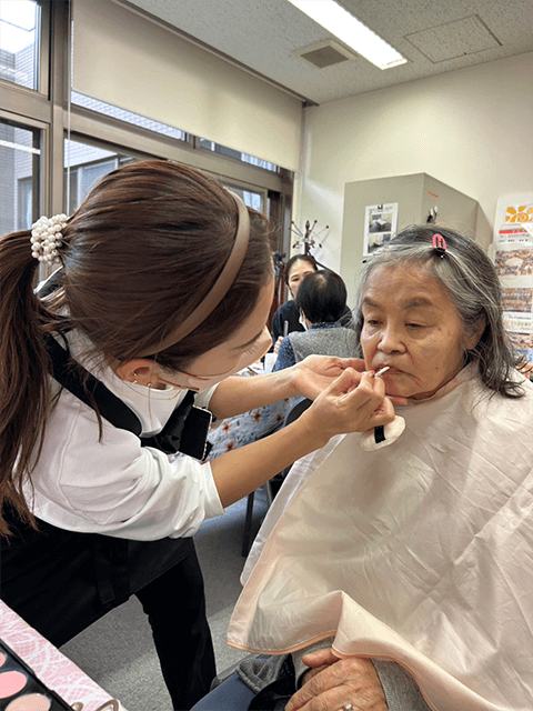 ～10月実施～　高齢者施設への美容レクリエーション