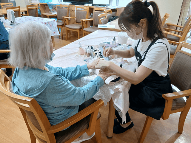 ～10月実施～　高齢者施設への美容レクリエーション