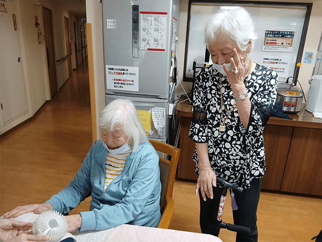 ～10月実施～　高齢者施設への美容レクリエーション