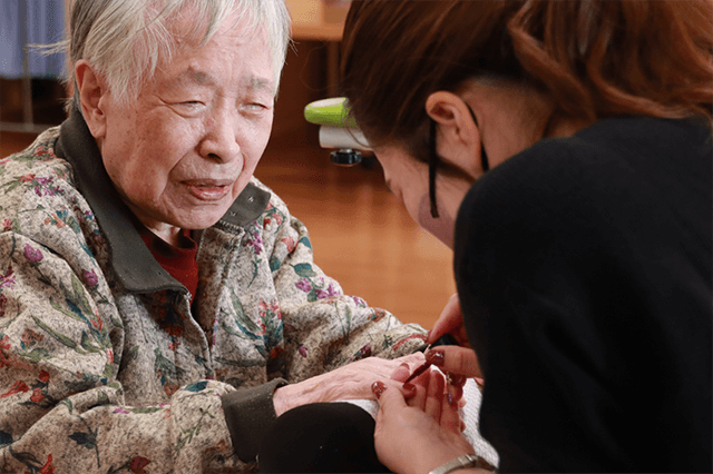 ～11月実施～　高齢者施設への美容レクリエーション