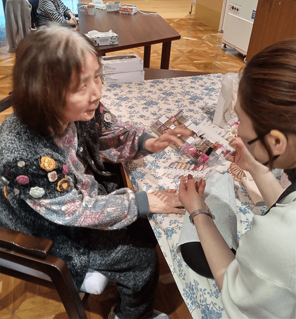 ～11月実施～　高齢者施設への美容レクリエーション