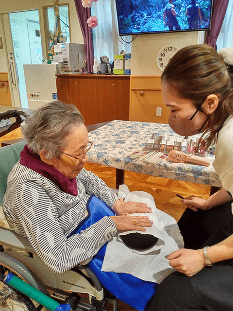 ～11月実施～　高齢者施設への美容レクリエーション