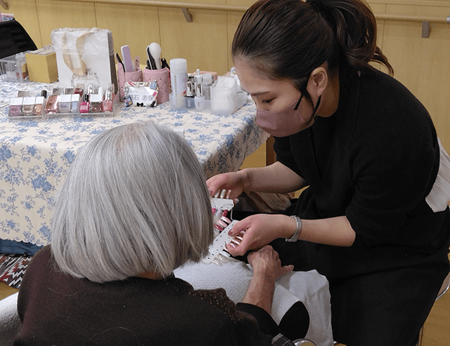 ～11月実施～　高齢者施設への美容レクリエーション