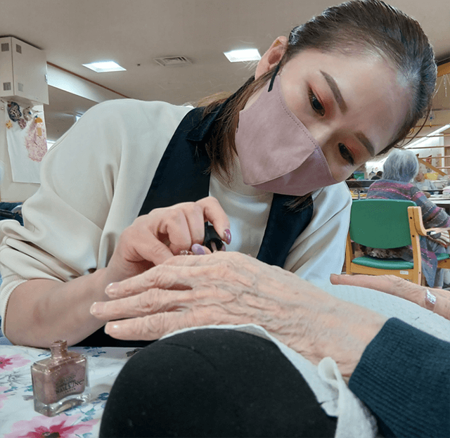 ～11月実施～　高齢者施設への美容レクリエーション