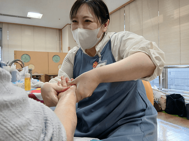 ～11月実施～　高齢者施設への美容レクリエーション