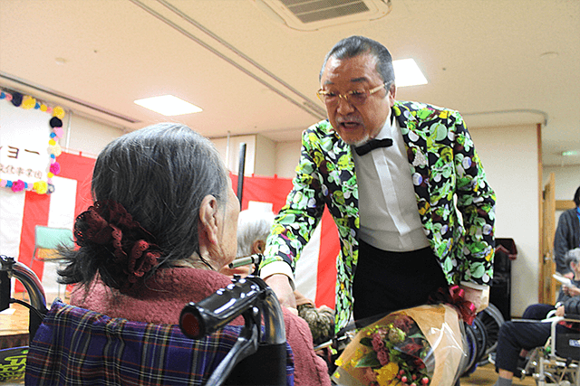 佳山明生さん！高齢者施設訪問　今年度２度目の歌謡ショー