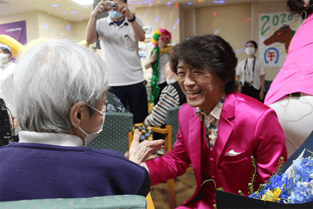 １０２歳の参加者（左）
