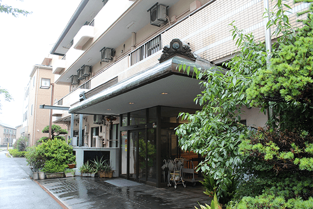 歌手・大津美子さん、高齢者施設で歌謡ショー