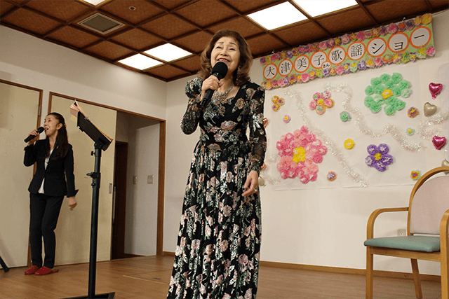歌手・大津美子さん、高齢者施設で歌謡ショー