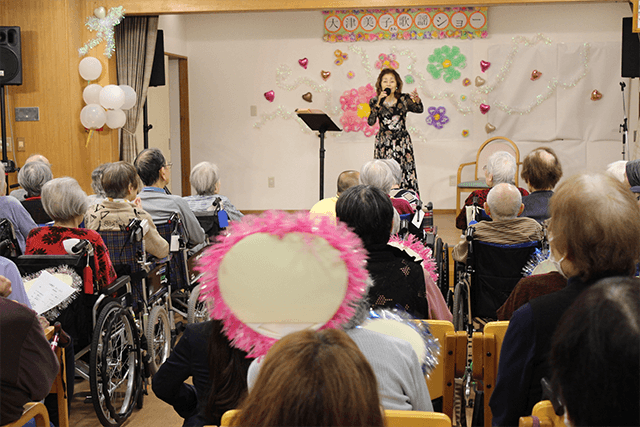 歌手・大津美子さん、高齢者施設で歌謡ショー