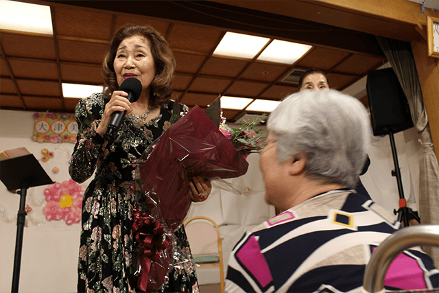 歌手・大津美子さん、高齢者施設で歌謡ショー