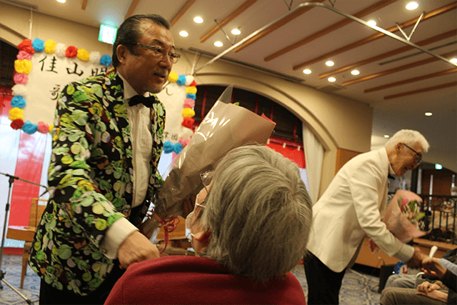 佳山明生さん　高齢者施設で歌謡ショー