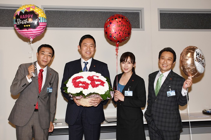 一課長 内藤剛志バースデーを 66 の花文字 で祝福 あっという間に66歳 こんなラッキーな人生はないと思っています キャスト スタッフからのサプライズに内藤も大感謝 ニュース 木曜ミステリー 警視庁 捜査一課長season5 テレビ朝日