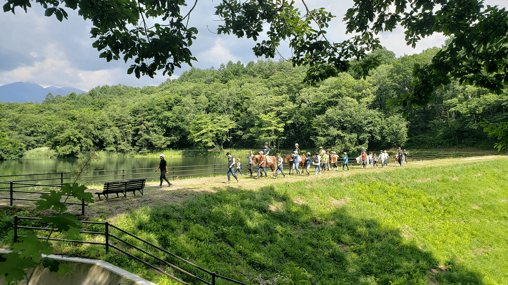 馬の手入れから池の周りの外乗りまで、自信と達成感、責任感も育まれた3日間！