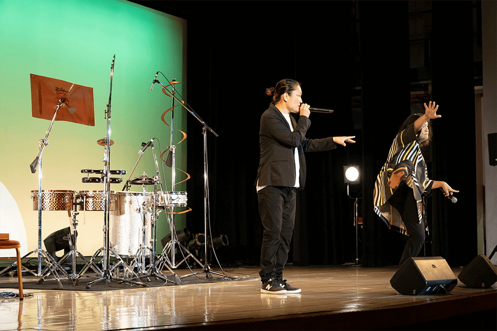 特別ゲストには打楽器演奏者とボイスパーカッショニストの「大久保宙＆HOVA」が登場