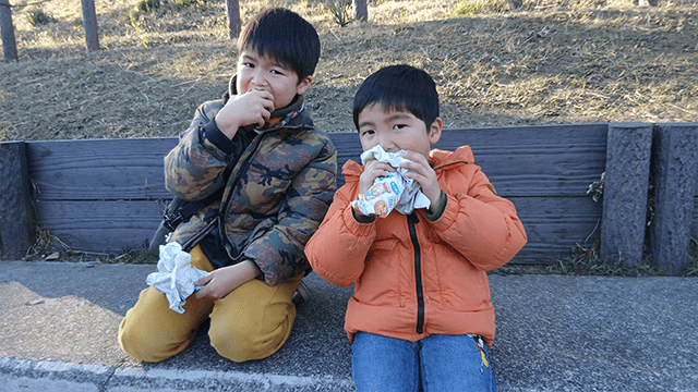 こどもの国で60回目の「ジャンボカルタとり大会」「どんど焼き」