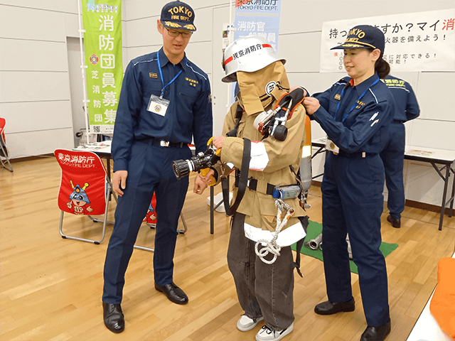 放水器具を持って