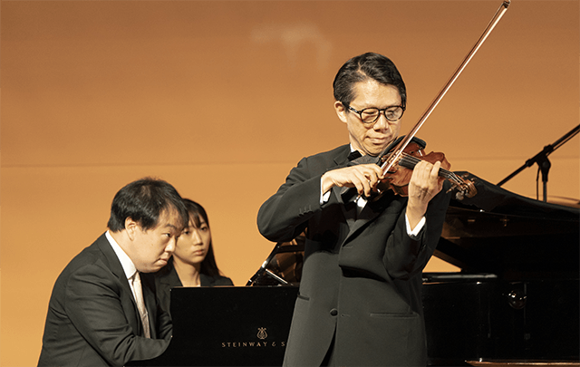 ヴァイオリニストの川畠成道さん演奏