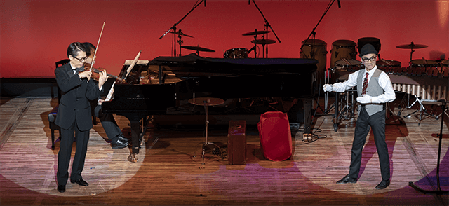 川畠さんの音楽の世界を聴覚障害のある方にも感じてもらおうと山本光洋さんがパントマイムで表現