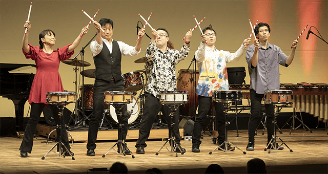 打楽器とピアノによるアンサンブルユニット「フラワービート」のステージ