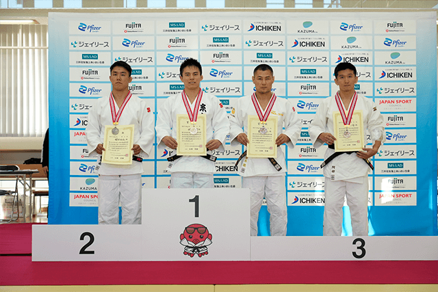 男子70㎏以下級　表彰式（左から櫻井選手、瀬戸選手、藤本選手、阿部選手）