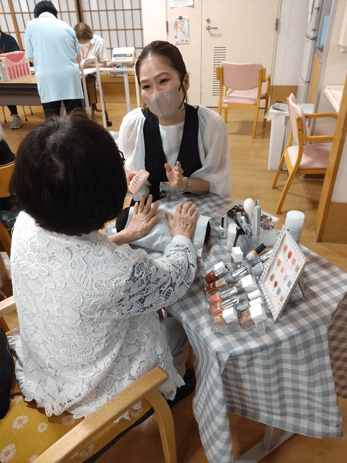 100歳の高齢者もネイルにチャレンジ!