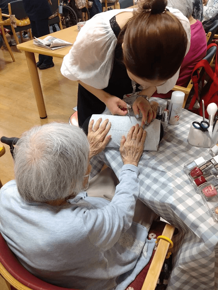 100歳の高齢者もネイルにチャレンジ!