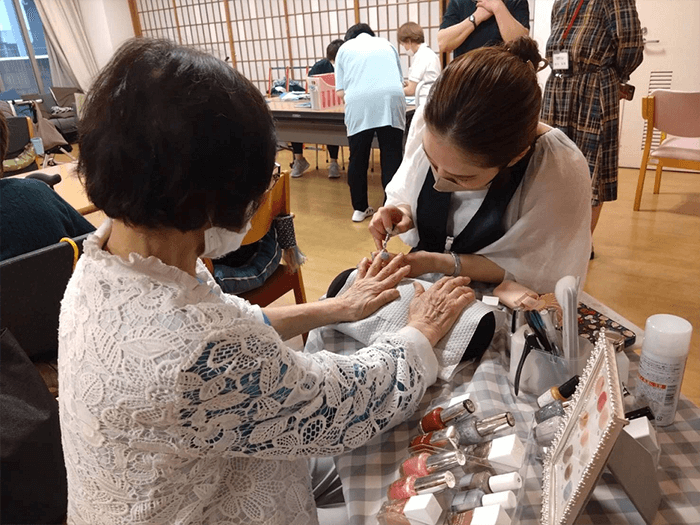 100歳の高齢者もネイルにチャレンジ!