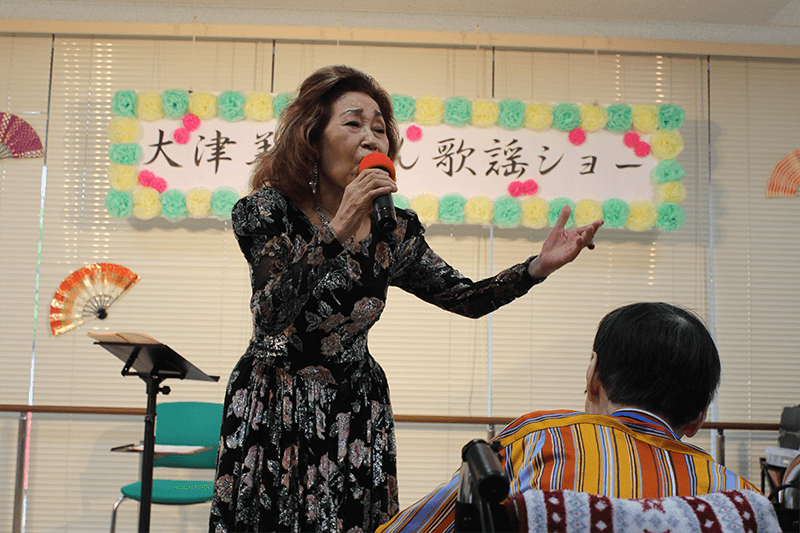 歌手：大津美子