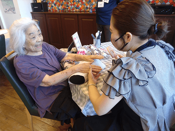 「サンライズ大泉」では9名がネイルを体験