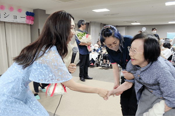 歌手の大島花子さん！　高齢者施設訪問　歌謡ショー