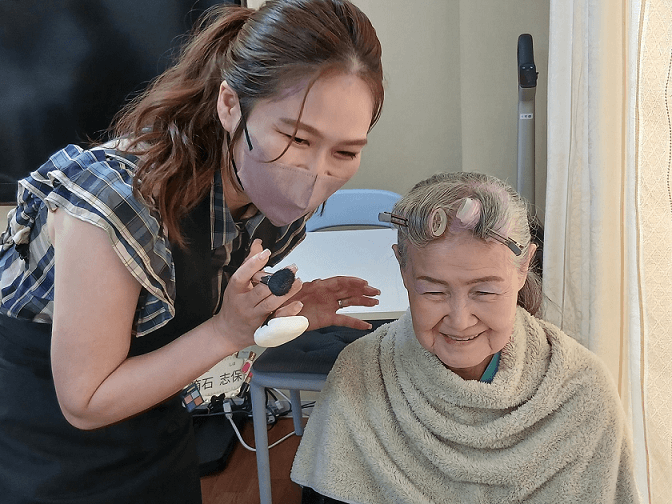 ～7月実施～ 高齢者施設への美容レクリエーション