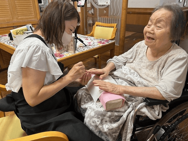 【8月実施】高齢者施設への美容レクリエーション