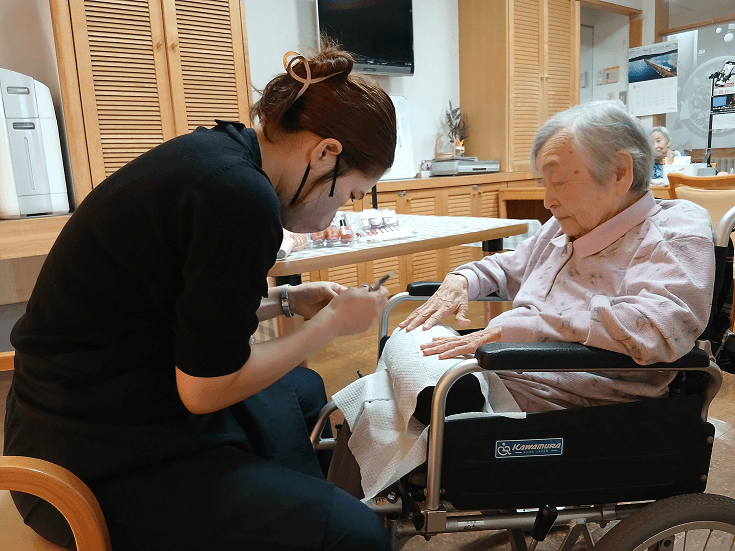 【8月実施】高齢者施設への美容レクリエーション