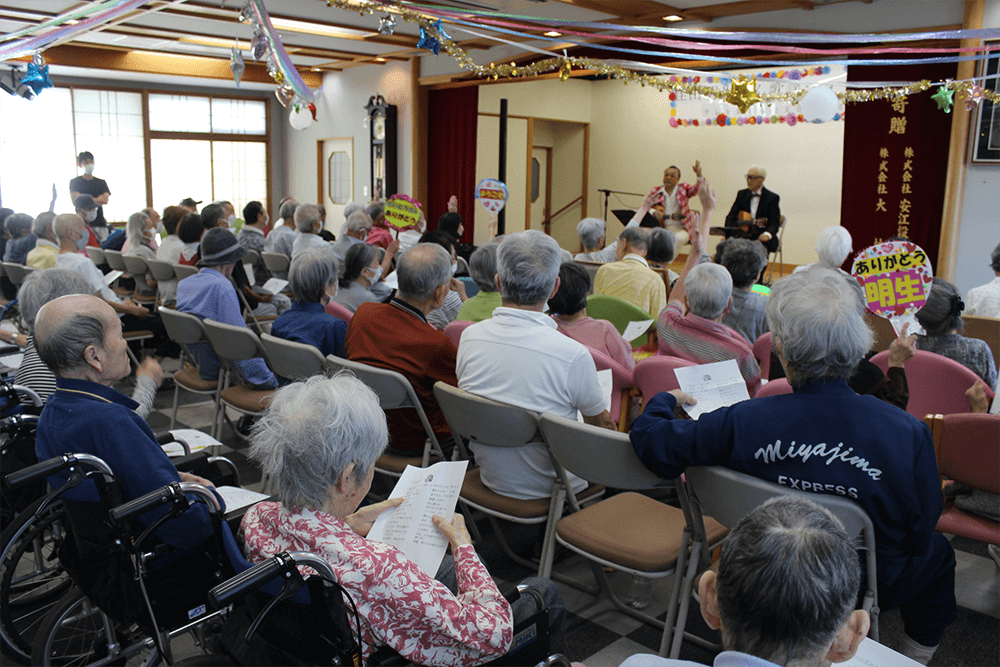 歌手の佳山明生さん!高齢者施設訪問・歌謡ショー